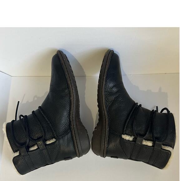 UGG Caspia Ankle Boots Black Leather size US 8 Sheepskin lined - Picture 3 of 14